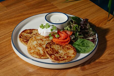 Драники с лососем и сметаной