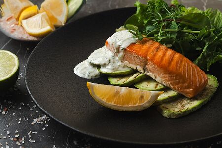 Стейк из лосося с цукини