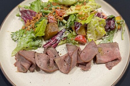 Микс салатов, ростбиф, картофель, помидоры