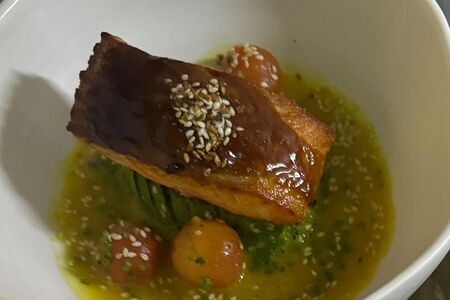 Лосось BBQ с авокадо и имбирным соусом 