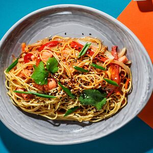 Wok с лососем в сливочном соусе