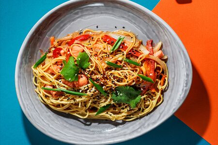 Wok с лососем в сливочном соусе