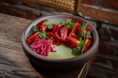 Южный помидор с красным луком и зеленью