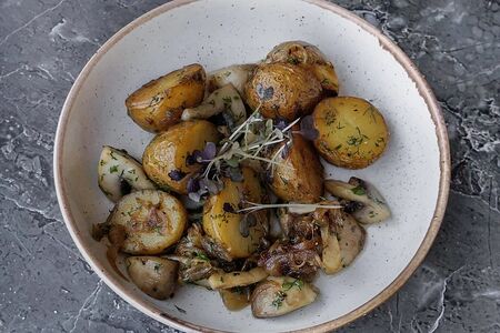 Картофель с луком и грибами