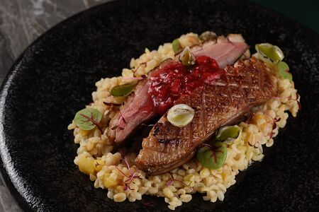 Утка с персиком и булгуром