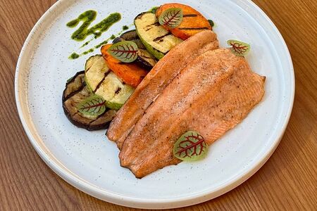 Запеченная горная форель с овощами гриль