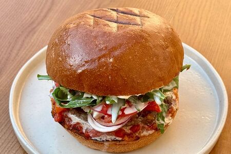 Бургер с говяжьей котлетой, печеным перцем, сулугуни и соусом тоннато