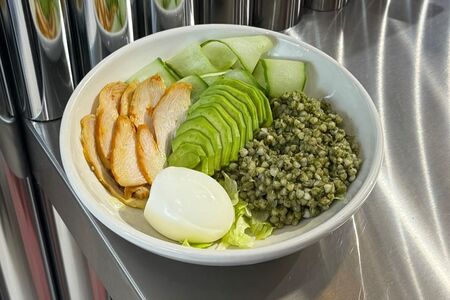 Боул с цыпленком, авокадо и зелёной гречкой