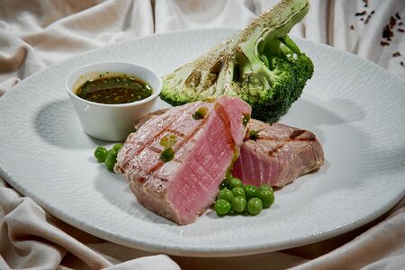 Cтейк из тунца с брокколи