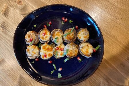 Шампиньоны с креветками, запеченные под сыром