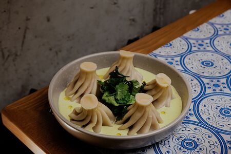 Патара из хинкали с грибами в соусе чкмерули