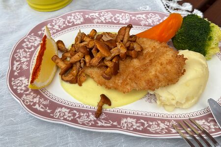 Куриный шницель с пюре, лисичками и брокколи 