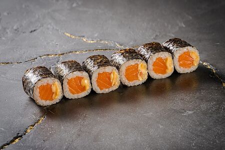 Классический Ролл с лососем и соусом спайси