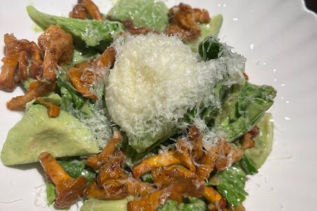 Салат с лисичками, соусом шисо, сладким зеленым перцем, пашотом и пармезаном