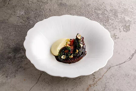 Жареный осьминог с копченым пюре