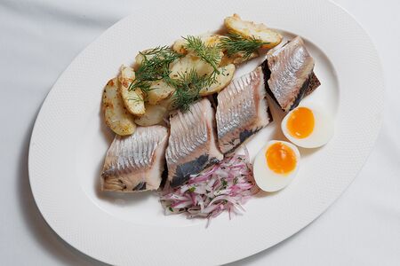 Бочковая селёдка с картофелем и маринованным луком