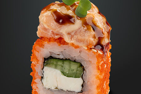 Запечённый ролл с лососем и икрой тобико