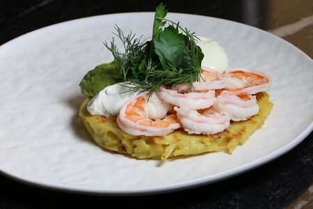 Картофельный драник с креветкой 