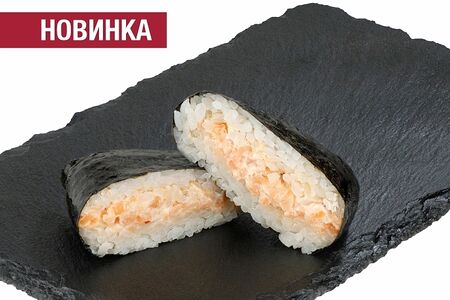 Онигири с лососем