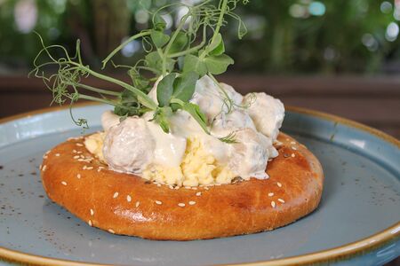 Болл мясной со скремблом на лепешке с грибным соусом