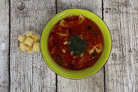 Итальянский томатный суп с гренками