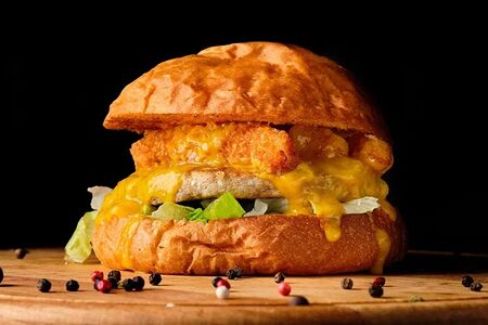 Бургер с креветками в панировке и соусом манго-маракуйя