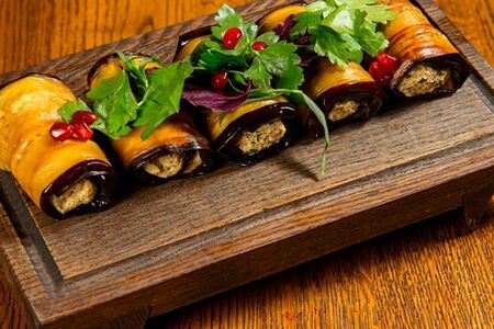 Рулетики из баклажан