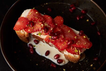 Творожная запеканка с кремом англез, клубникой и гранатом