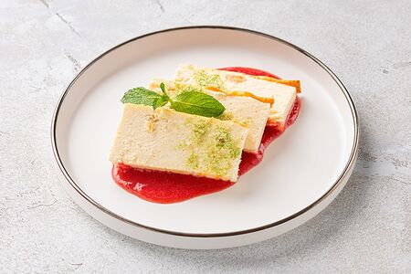 Творожная запеканка с клубничным соусом