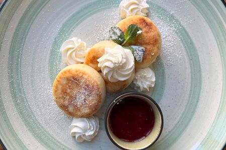 Сырники с малиновым соусом