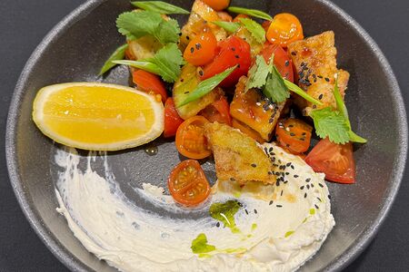 Баклажаны фри, томаты черри, азиатская заправка, кинза