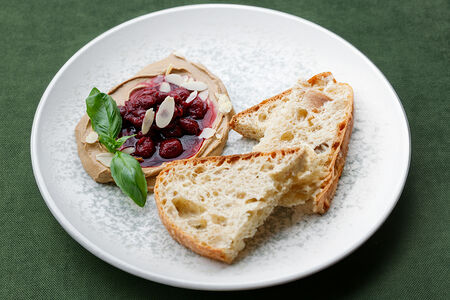 Куриный паштет с вишневым конфитюром