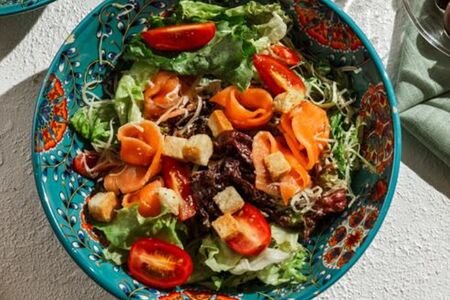 Салат Цезарь с лососем