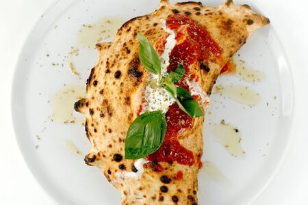 Кальцоне со страчетеллой и пеперони