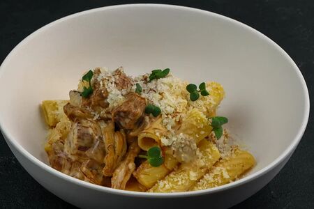 Паста с томлёной говядиной и грибами