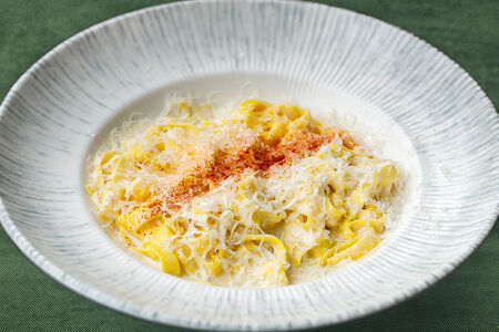 Тальятелле под соусом из трех сыров