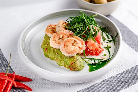 Креветки с запеченным авокадо