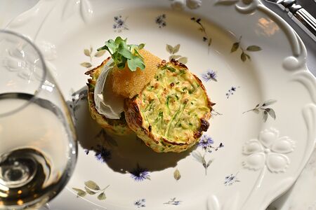 Драники кабачковые с щучьей икрой и деревенской сметаной