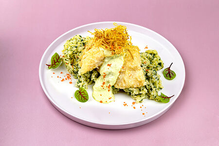 Окунь темпуре с рисом и соусом песто