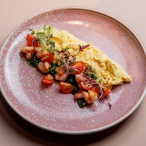 Скрембл со шпинатом и креветками