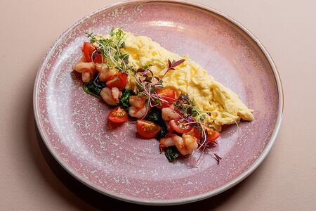 Скрембл со шпинатом и креветками