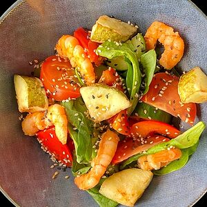 Тёплый салат с креветками и печеными овощами