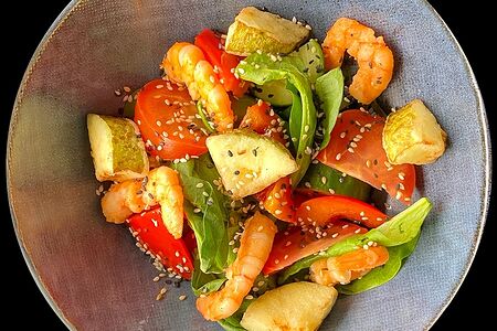 Тёплый салат с креветками и печеными овощами