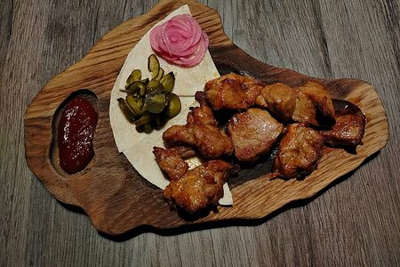 Свиная шея кусочками на гриле