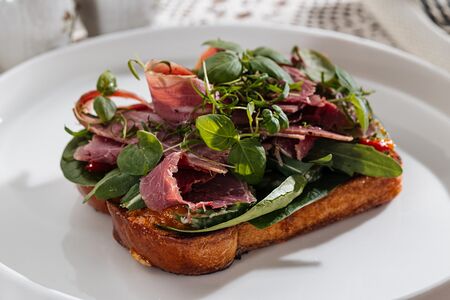 Пастрами с соусом Ромеско 