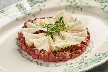 Тартар из бычка с сыром тет-де-муан