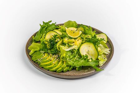 Зеленый салат с ореховым соусом и авокадо