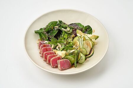 Зеленый салат с тунцом