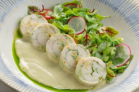 Салат с хрустящими овощами, цыпленком и соусом из кинзы