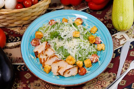 Салат Цезарь с курицей